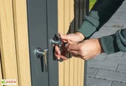 Westmann Cache Poubelle Extérieur Double Acier Imitation Bois – 2x 240 Litres -Abri et rangement boutique detail poignees cache poubelle westmann wmhhwtc 62